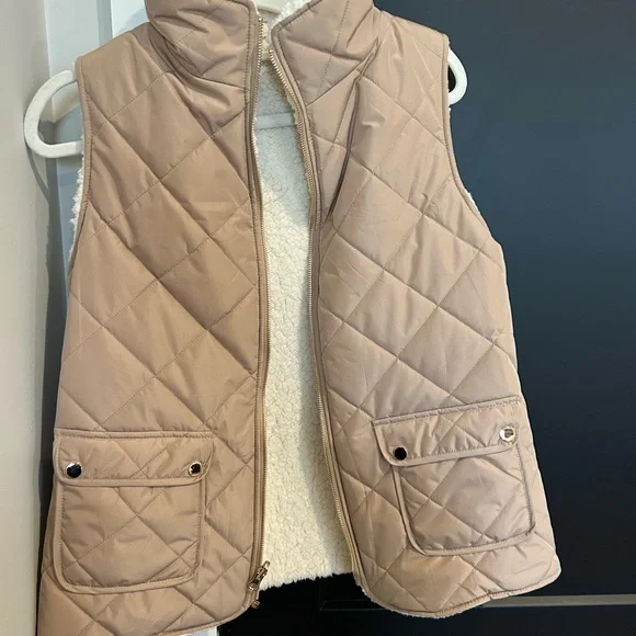 Amazon Essentials Women's Beige Quilted Puffer Vest - Picture 3 of 7